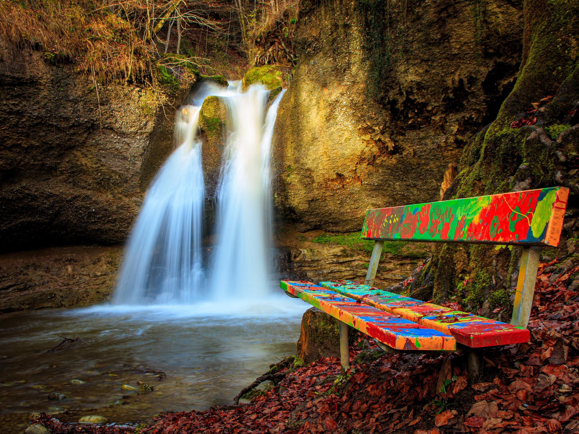 Ruhebank am Wasserfall
