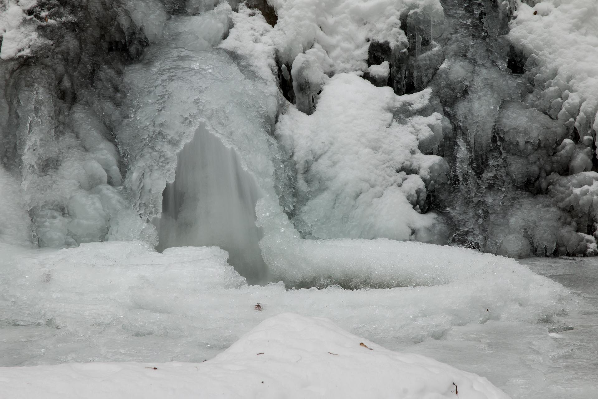 Gefrorener Wasserfall